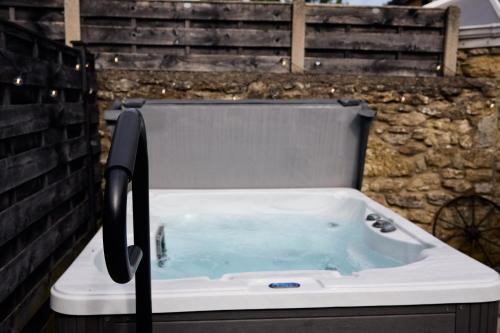 Karstais baseins, Fuchsia Cottage - Accessible Comfort in Thornton Dale