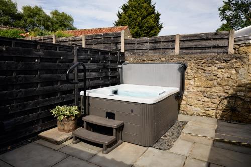 Karstais baseins, Fuchsia Cottage - Accessible Comfort in Thornton Dale
