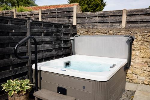 Karstais baseins, Fuchsia Cottage - Accessible Comfort in Thornton Dale