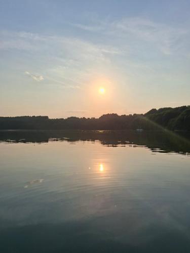 Całoroczny domek nad jeziorem Raduńskim (Caloroczny domek nad jeziorem Radunskim) in Złota Góra
