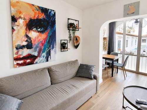 Bright Renovated Apartment with Courtyard Views