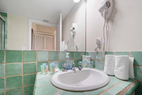 NEW Amazing large 4BR direct oceanfront Penthouse On Ocean Drive!! - image 2