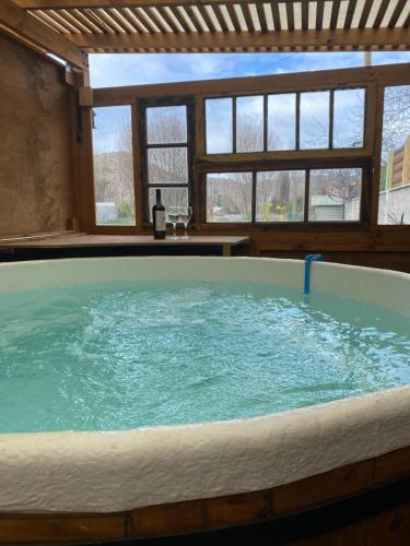 . Cabaña con quincho, tinaja y piscina