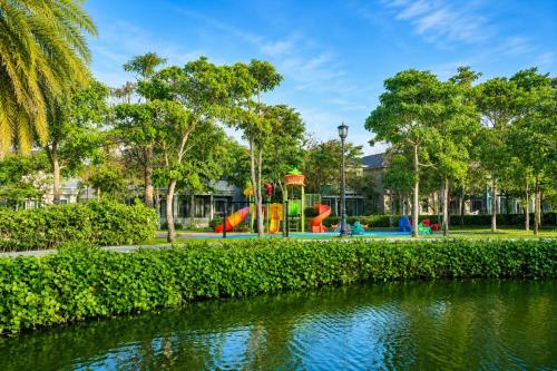 Modern 3BR Villa • Poolside 4min Shuttle to Beach