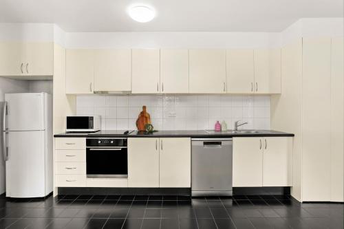 Cosy Inner City Abode - 1 Bed Woolloomooloo - image 2