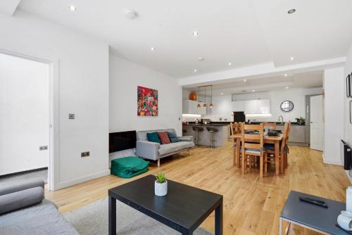 Modern House In Birmingham - Birmingham