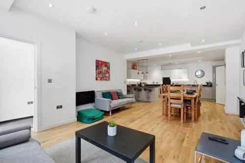 Modern house in Birmingham photo 2