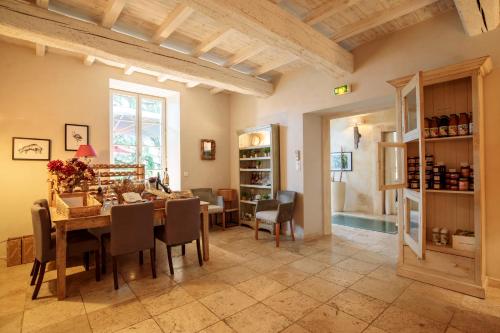 Vestabils, Boutique Hotel La Villa Montesquieu & sa piscine in Laudun-l'Ardoise