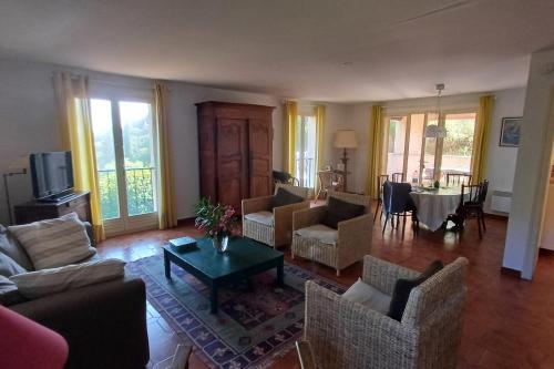 Family villa in wooded estate near the sea in Saint-Raphael