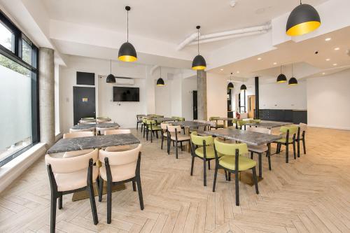OYO The Manor Park Hotel - image 12