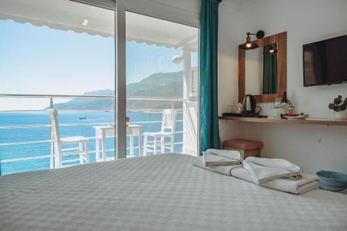 Arpia Hotel Room Type - Deluxe Double Room with Balcony and Sea View