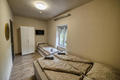 3 bedrooms, 6 beds