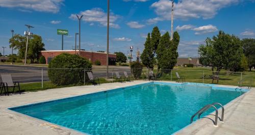 Piscina, Travel Inn Lebanon Nashville Near I-40 in Lebanon (TN)