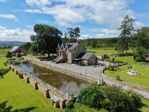 The Doune, Luxury Traditional Country House with hot tub
