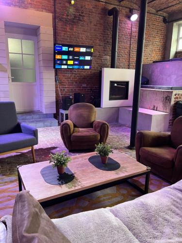 Shared lounge/TV area, Le Gite des Ecuries SPA, Domaine de Foreste in Trefcon
