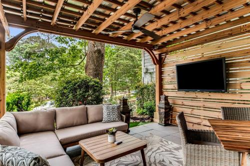 LUX Private Oasis 4 Bed2 Bath Hot Tub 3 Patios Beltline Piedmont Park in Ansley Park