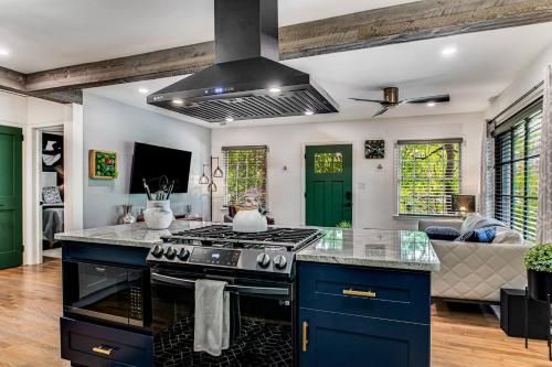LUX Private Oasis 4 Bed2 Bath Hot Tub 3 Patios Beltline Piedmont Park in Ansley Park