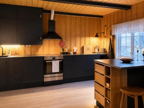 Charming Cabin Near Hallingskarvet Ski Center, Cozy and Inviting! in Skoro