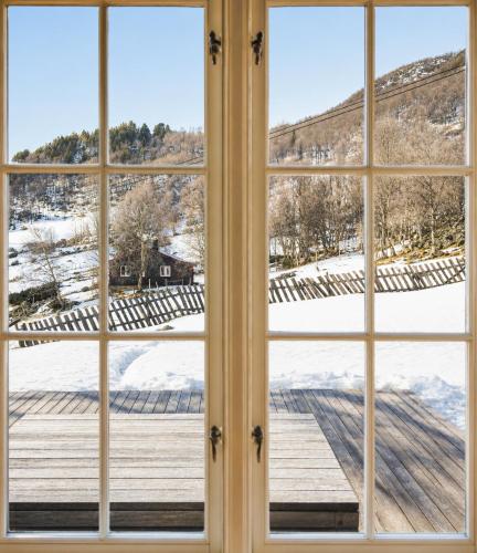 Skats, Charming Cabin Near Hallingskarvet Ski Center, Cozy and Inviting! in Skoro