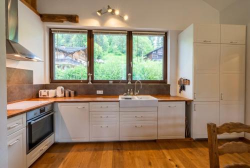 virtuve, Top Floor Chalet Apartment in Saint-Jean-d'Aulps, Balcony in Le Biot