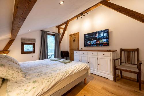 Top Floor Chalet Apartment in Saint-Jean-d'Aulps, Balcony in Le Biot