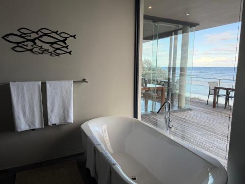 Baño, The Ocean View Guest House in Wilderness Waterfront