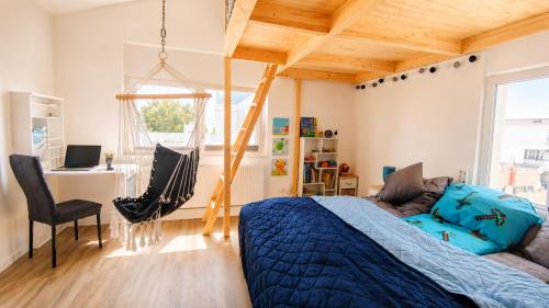 Familienauszeit in Hirschs Dachstüberl mit 2,4m breitem Familienbett, Spiel- und Schlafgalerie für Kinder, aktivCard, Pool, Sauna und Panoramaausblick in Sankt Englmar, Deutschland