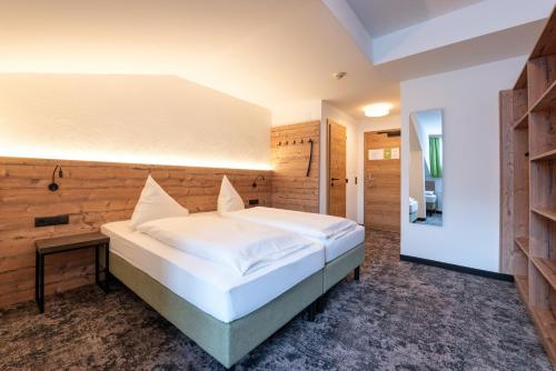 1 queen bed, 1 twin bed