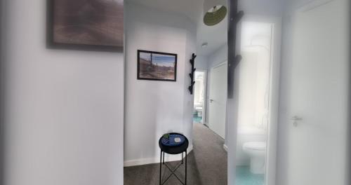 1BD City Pad Shop & Stroll - Tap to explore photos