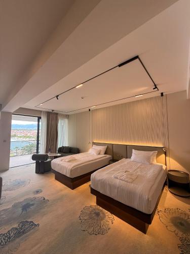 Suite, deluxe, spa bathtub