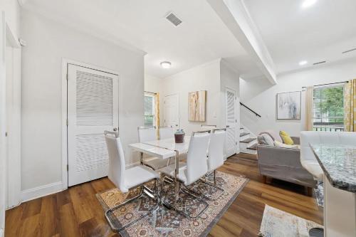 Modern 5BR House w Games & BBQ Near Mercedes-Benz Stadium & Georgia Aquarium in Browns Mill Park