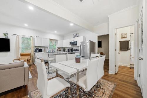 Modern 5BR House w Games & BBQ Near Mercedes-Benz Stadium & Georgia Aquarium in Browns Mill Park