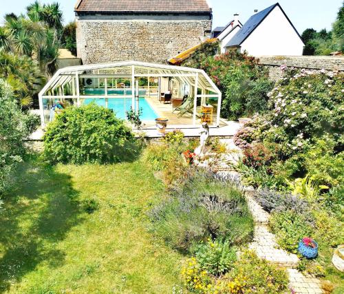 Úszómedence, Villa Athéna,séjour bien-être et éthique (Villa Athena,sejour bien-etre et ethique) in Meuvaines