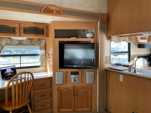 Doug's Emporium and Riverside Cabins in Hedley (BC)