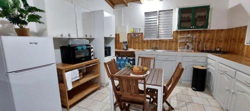 LaPetite Maison, Maison spacieuse & calme avec parking, proche plages Sainte-Rose in Sainte Rose