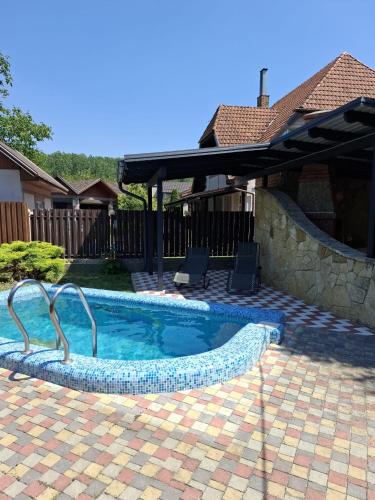 Outbreak 3 bedroom house with outdoor pool, BBQ and dining in Pirita