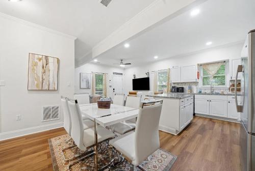 Modern 5BR House w Games & BBQ Near Mercedes-Benz Stadium & Georgia Aquarium in Browns Mill Park