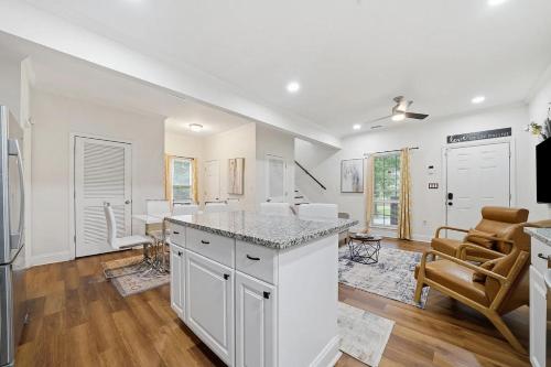 Modern 5BR House w Games & BBQ Near Mercedes-Benz Stadium & Georgia Aquarium in Browns Mill Park