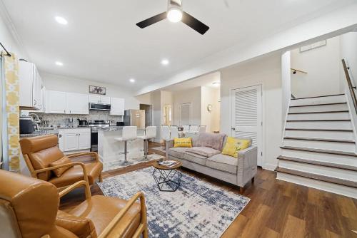 Modern 5BR House w Games & BBQ Near Mercedes-Benz Stadium & Georgia Aquarium in Browns Mill Park