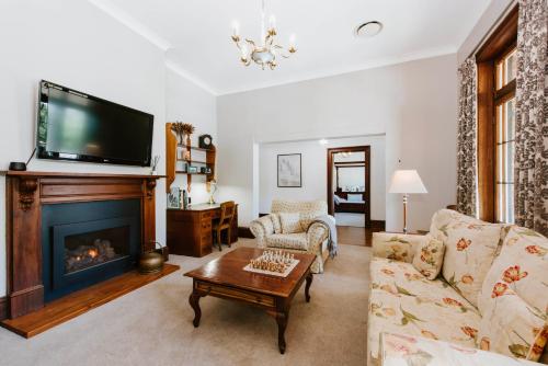 Cawarra on the Park - Historic Mudgee Grandeur, Mudgee