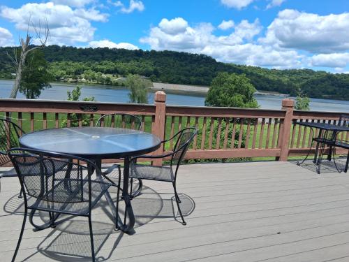 . Waterfront Cabin With A View, Large Family Retreat, Pet Friendly
