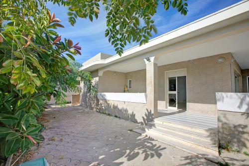 A szálláshely kívülről, Villa Dei Fanti - Beachfront Villa with Garden - Happy Rentals in Spiaggiabella