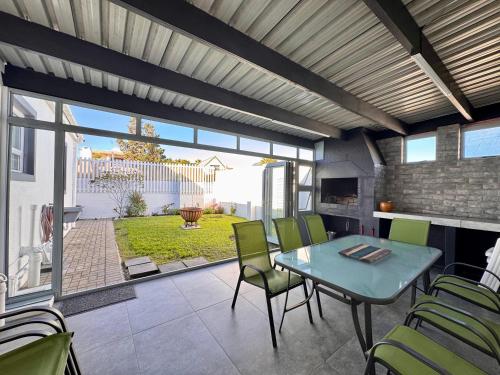 5 bedroom home in Langebaan, located close to Club Mykonos and Laguna Mall in Skiathos