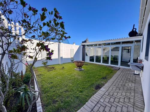 5 bedroom home in Langebaan, located close to Club Mykonos and Laguna Mall in Skiathos
