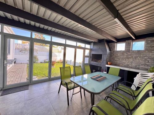 5 bedroom home in Langebaan, located close to Club Mykonos and Laguna Mall in Skiathos