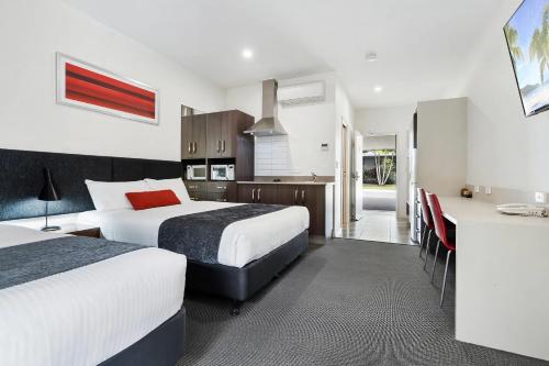 1 queen bed, 1 twin bed