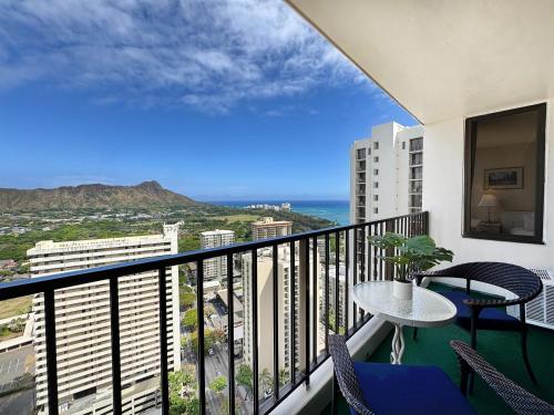 Ocean-view retreat with lanai & free parking