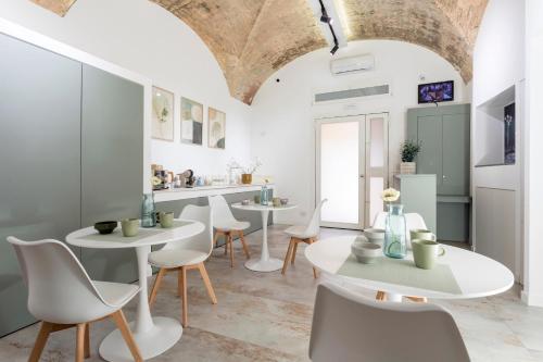 Neg Naumachia Rooms