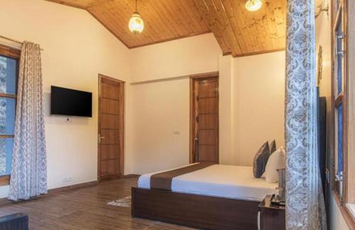 The Himalayan Mansion I Jacuzzi I Pet friendly & Serviced Villa I Open Air Lawn I Bonfire Available I Kasauli By Exotic Stays - image 5