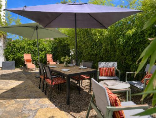Sanary-sur-Mer, T2 avec jardin privé, parking gratuit, à 2 min du port, climatisation, bastide provençale 1900